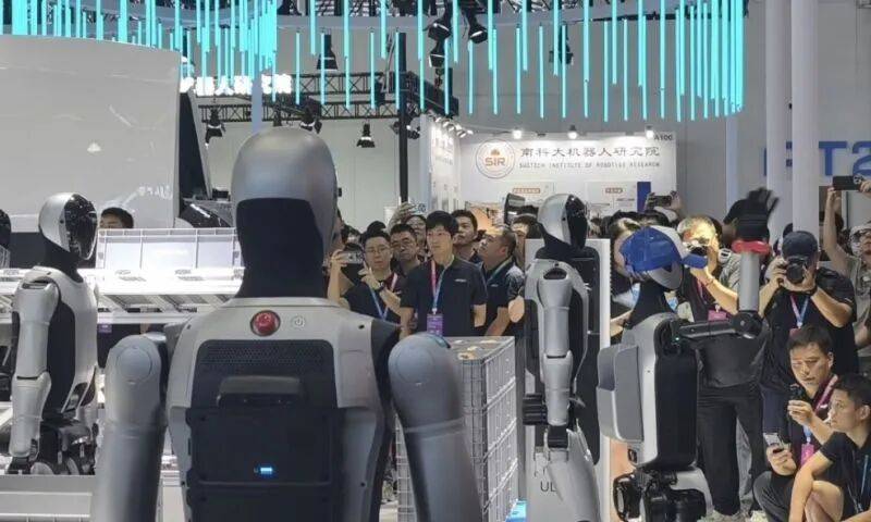 人形機器人賽道風起云涌 優(yōu)必選獲10億美元融資，智能研發(fā)駛?cè)肟燔嚨? class=